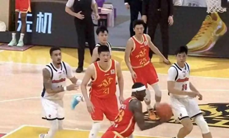开云APP-麦考尔不去福建原因曝光:他家有喜事,全队送祝福,杜锋很人性化